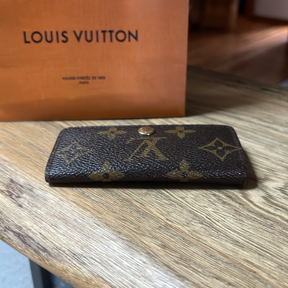 Authentic Louis Vuitton Monogram 4 Ring Key Case - Picture 6 of 16